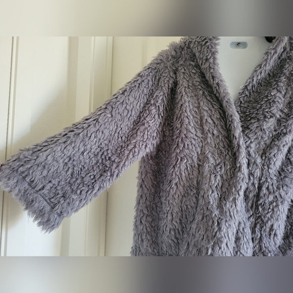 Dylan | NWT Chic Cozy Gray Faux Fur 3/4 Sleeve Teddy Coat (SIZE M) - Picture 9 of 15